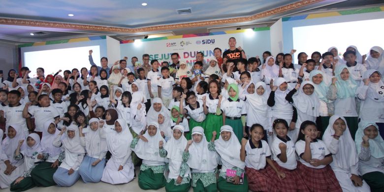 Menpora Imam Nahrawi dan para pembicara talk show Sejuta Dukungan Untuk Indonesia berfoto bersama anak-anak perwakilan 100 sekolah dasar se-Jabodetabek (26/7/2018).