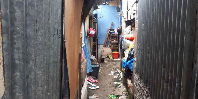 Jalan setapak menuju rumah warga korban penggusuran rusun Petamburan, Jakarta Pusat yang dibangun di atas gorong-gorong saluran air. Foto diambil Rabu (16/1/2019).