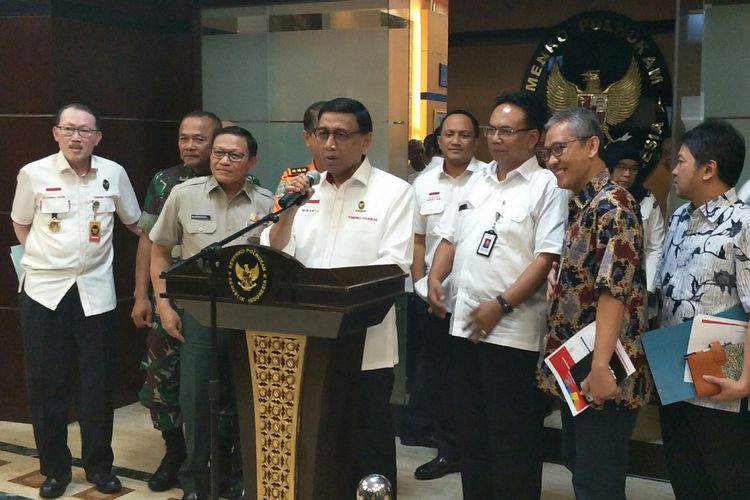 Menko Polhukam Wiranto usai rapat koordinasi penanganan bencana Sulteng di Kantor Kemenkopolhukam, Jakarta, Kamis (25/10/2018)