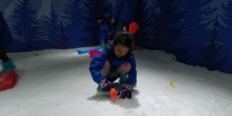 Seorang anak tengah bermain di area snow park di Panama Park 825 Bandung, Jawa Barat, Sabtu (1/6/2019).