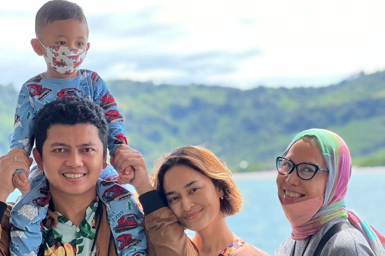Eko Frima beserta keluarganya berfoto di perairan Selat Sunda saat mudik dari Jakarta ke Sumatera Barat, Jumat (29/4/2022). 