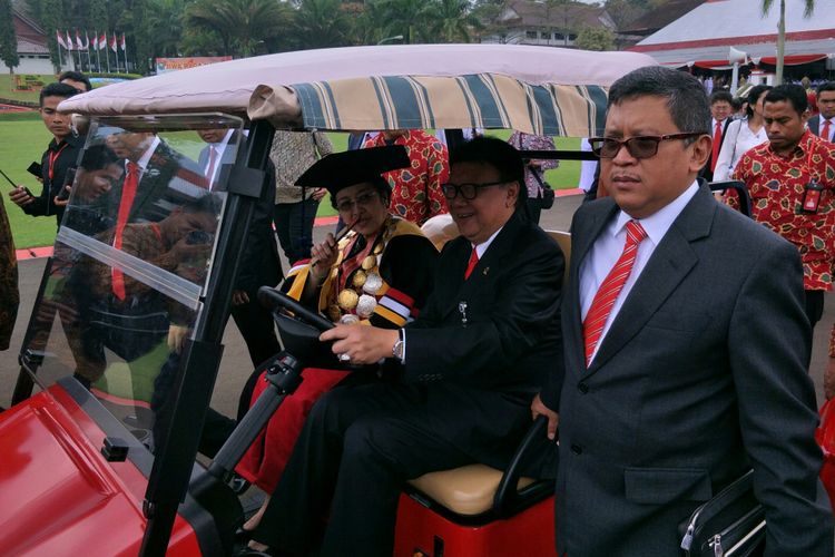 Presiden kelima RI sekaligus Ketum PDI-P Megawati Soekarnoputri usai menerima gelar Doktor Honoris Causa di bidang politik dan pemerintahan oleh IPDN