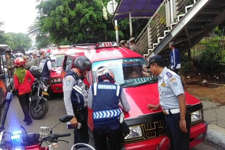 Razia kendaraan di Stasiun Tanjung Barat, Kamis (10/8/2017). 