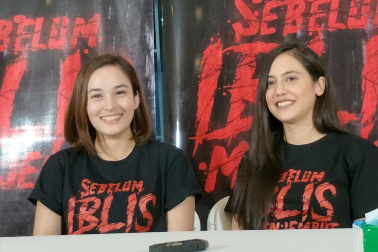 Chelsea Islan dan Pevita Pearce dalam jumpa pers film Sebelum Iblis Menjemput di kawasan Kemang, Jakarta Selatan, Kamis (1/3/2018).