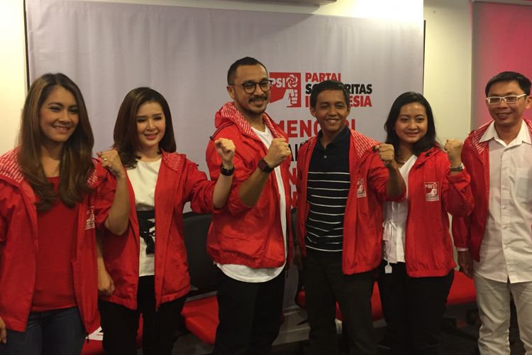 Giring Ganesha (tengah) mendeklarasikan diri maju sebagai calon legislatif pada Pemilu Legislatif (Pileg) 2019 melalui Partai Solidaritas Indonesia (PSI) di Kantor DPP PSI, Jalan KH Wahid Hasyim, Tanah Abang, Jakarta Pusat, Rabu (6/9/2017).