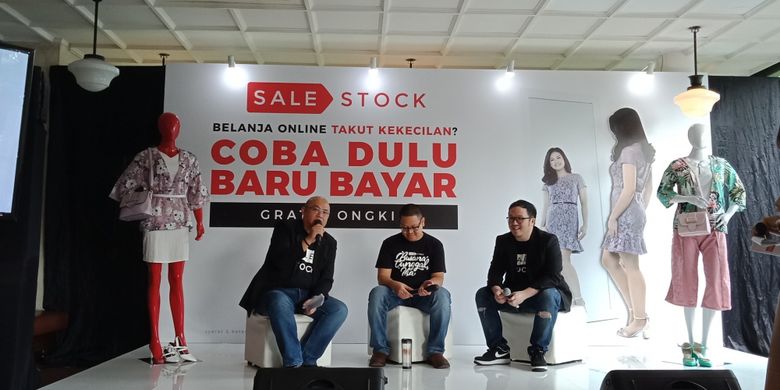 Widijastoro Nugroho (CMO Sale Stock Indonesia), Lingga Madu (CEO Sale Stock Indonesia) dan Jeffrey Yuwono (President Sale Stock Indonesia saat mengenalkan layanan Coba Dulu Baru Bayar (CDBB) di Tanamera Coffee, Kebayoran Baru, Jakarta, Selasa (27/3/2018).