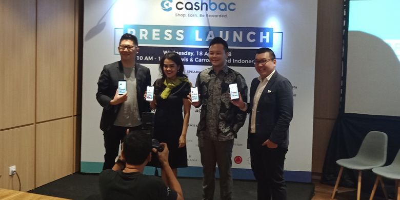  CEO Cashbac Mario Gaw, Executive Director Cards and Payment Personal Financial Services of UOB Bank Dessy Masri, Owner, Lewis & Carroll Tea Edward Tirtanata, dan Food Blogger Jiewa Vieri dalam peluncuran Cashbac di Jakarta, Rabu (18/4/2018).