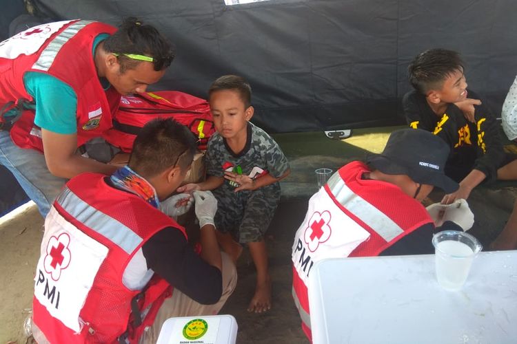 Korban sengatan ubur-ubur di Pantai Bagedur, Kabupaten Lebak, Banten tengah ditangani tim medis, Jumat (7/6/2019).