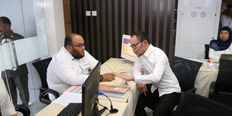 Menteri Ketenagakerjaan (Menaker) M Hanif Dhakiri saat mengunjungi Pos Komando (Posko) Pelayanan Konsultasi dan Penegakan Hukum Pembayaran THR Tahun 2019 yang berada di Pusat Layanan Terpadu Satu Atap (PTSA) gedung B lantai 1 kantor Kemnaker, Jakarta, Senin (20/5/2019).