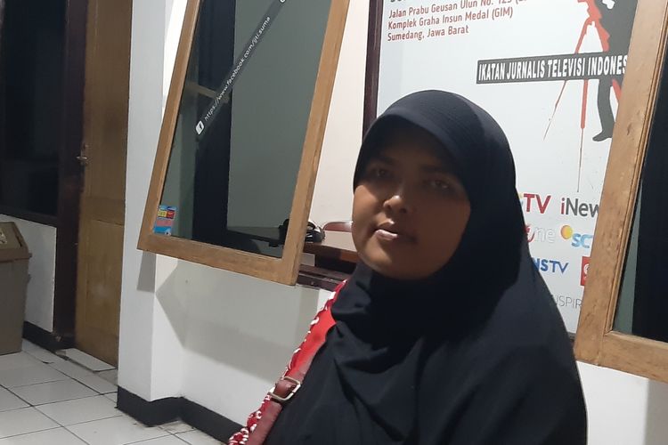 Pedagang tutut di Sumedang Evi Suryani di kantor Sekretariat IJTI Sumedang-Majalengka, kompleks GIM Sumedang, Jawa Barat, Selasa (14/5/2019) malam.