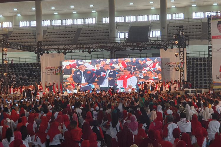 Calon presiden nomor urut 01 Joko Widodo menghadiri deklarasi dukungan alumni perguruan tinggi se-Sumatera Utara di Gedung Serbaguna Medan, Sabtu (16/3/2019). Dalam kesempatan itu, Jokowi memperkenalkan menantunya yang juga putra asli Medan, Bobby Nasution. 