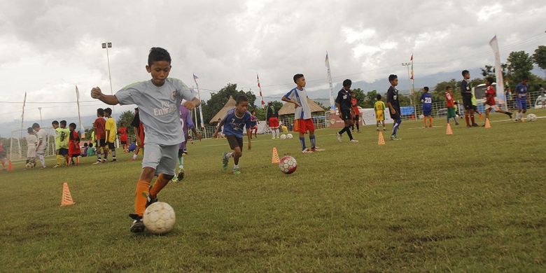 Anak-anak SSB Bintang Timur sedang mengikuti Festival bola Perbatasan di Atambua, Kabupaten Belu, Nusa Tenggara Timur (NTT)