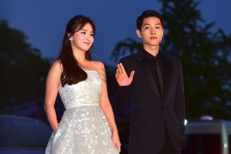 Pasangan Song Song Joong Ki (kanan) and Song Hye Kyo menghadiri BaekSang Art Awards ke-52 di Seoul pada 3 Juni 2016. 