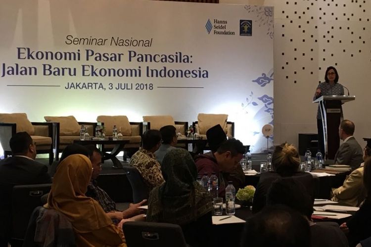 Menteri Keuangan Sri Mulyani Indrawati saat berpidato dalam seminar nasional Ekonomi Pasar Pancasila di acara yang digelar Habibie Center di Hotel Le Meridien, Selasa (3/7/2018).