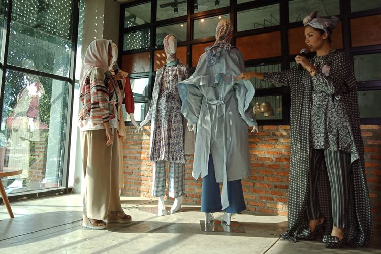 Fashion stylist Quartini Sari (kiri) saat membahas koleksi ALLEA Itang Yunasz di Conclave, Jakarta Selatan, Rabu (14/3/2018).