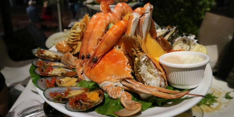 Seafood platter di restoran Nicks, Darling Harbour, Sydney, New South Wales hidangan laut dari campuran berbagai jenis hewan laut.