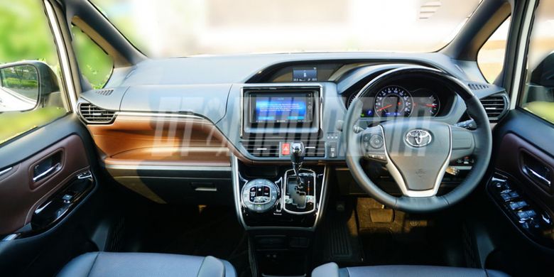 Tampilan kabin interior Toyota Voxy, MPV terbaru dari Toyota