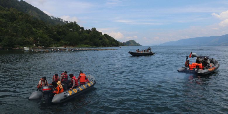 Tim SAR gabungan melakukan proses pencarian korban tenggelamnya KM Sinar Bangun di Danau Toba, Simalungun, Sumatera Utara, Kamis (21/6/2018). Pada hari keempat pasca tenggelamnya KM Sinar Bangun, tim SAR gabungan belum menemukan bangkai kapal dan korban yang hilang, diduga kapal mengangkut sekitar 193 penumpang berdasarkan laporan yang masuk dari masyrakat.