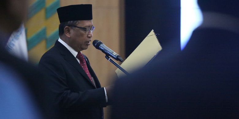 Menristekdikti Mohamad Nasir saat melantik dua rektor universitas negeri dan tiga direktur politeknik negeri di Gedung Kemenristekdikti, Jakarta (6/3/2019). 