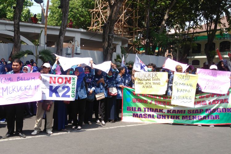 Ratusan guru honorer non K2 saat demonstrasi di depan gedung DPRD Gresik, Kamis (13/9/2018).