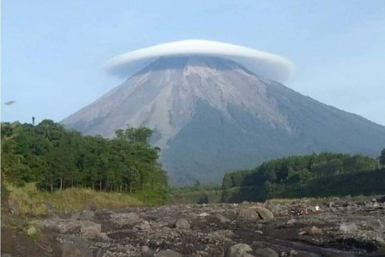 Puncak Gunung Semeru atau Mahameru di Kabupaten Lumajang, Jawa Timur tertutup awan sehingga terlihat seperti bertopi pada Senin (10/12/2018)