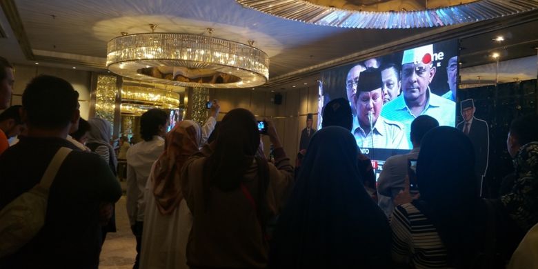 relawan pasangan Calon Presiden dan Wakil Presiden nomor urut 2 Prabowo Subianto dan Sandiaga Uno berkumpul di depan layar besar di Ballroom Ambhara Hotel, Melawai, Jakarta Selatan, Rabu (17/4/2018). 