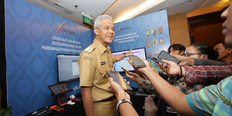 Gubernur Jawa Tengah (Jateng) Ganjar Pranowo menunjukkan contoh aplikasi sistem monitoring online yang akan diterapkan di Jateng. 