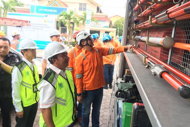 Petugas PLN menyiapkan sejumlah peralatan serta pasokan listrik di 39 posko untuk mensukseskan Pemilu 2019 di Pekanbaru
