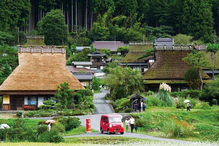 Rumah-rumah pribadi dengan atap jerami dapat ditemukan di desa di pegunungan.