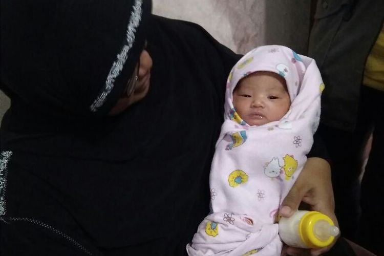 Bayi perempuan yang ditemukan di perumahan Villa Paradise, Batuaji, Batam, Kepulauan Riau ini ketika ditemukan masih terdapat tali pusarnya. Warga yang menemukam kemudian membawanya ke bidan terdekat untuk dilakukan penanganan medis