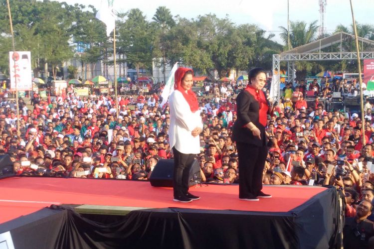 Ketua Umum PDI-P, Megawati Soekarnoputri didampingi keponakannya, Puti Guntur Soekarnoputri berorasi dalam kampanye paslon Gus Ipul-Puti di Lapangan Gulun, Kota Madiun, Jawa Timur, Kamis ( 21/6/2018).