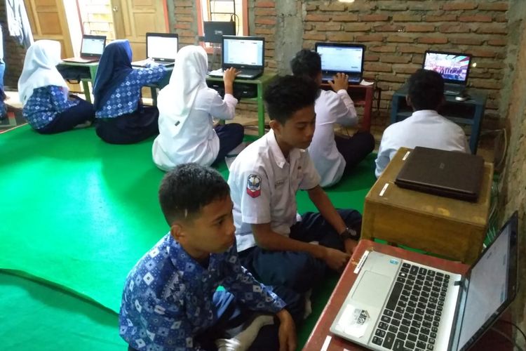 Peserta UNBK Madrasah Ibtidaiyah dan Madrasah Tsanawiyah Salu Bua, kecamatan Suli Barat, kabupaten Luwu, Sulawesi Selatan, mengikuti UNBK di rumah warga untuk mendapatkan jaringan internet, Kamis (25/04/2019)