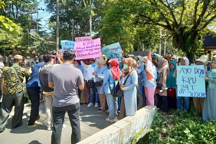 Puluhan emak-emak melakukan aksi demonstrasi di depan Kantor KPU Sumbar, Jalan Pramuka, Padang, Selasa (30/4/2019)