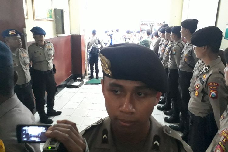 Pengamanan sidang vonis kasus Vlog Idiot Ahmad Dhani di PN Surabaya, Selasa (11/6/2019)