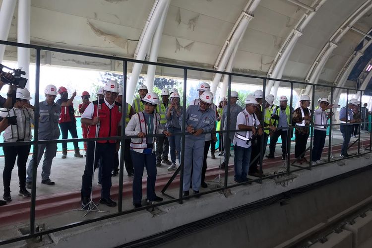 Menteri BUMN saat meninjau Stasiun LRT Cibubur, Jawa Barat, Jumat (23/8/2019).