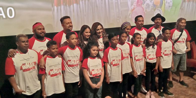 Para pemain, produser, dan sutradara film Rumah Merah Putih berfoto bersama dalam jumpa pers di XXI Epicentrum, Kuningan, Jakarta Selatan, Senin (17/6/2019).