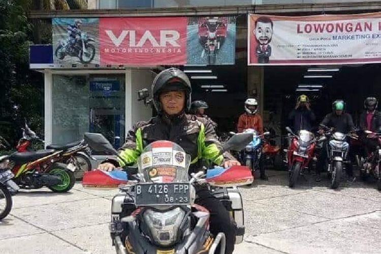 Gunadi saat singgah di Pekanbaru, Riau pada Kamis (30/8/2018). Gunadi adalah seorang biker Indonesia yang sedang dalam misi mencapai Himalaya dengan motor Viar Vortex 250.