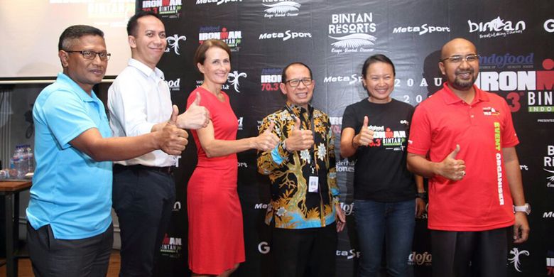 Nathalie Marquet, CEO Metasport sebagai penyelenggara (tengah), I Gde Pitana, Deputi Bidang Pengembangan Pemasaran Pariwisata Mancanegara Kementerian Pariwisata, dan Lucky, Kepala Dinas Pariwisata Bintan, berfoto seusai konferensi pers di SCBD, Rabu (11/7/2017).