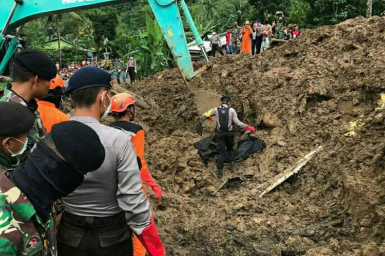 Jenazah Rahul (19) tengah dievakuasi tim SAR dari kedalaman 4 meter dari timbunan longsor di Dusun Pattiro, Desa Pattallikang, Kecamatan Manuju, Kabupaten Gowa, Sulawesi Selatan. Kamis, (31/1/2019).