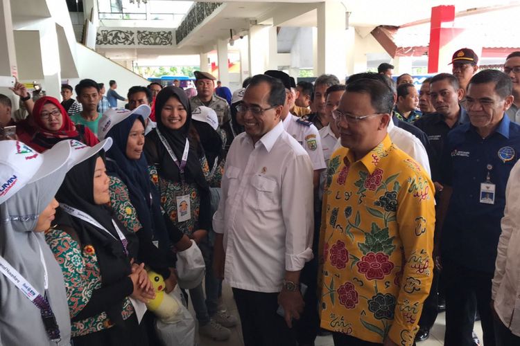 Menteri Perhubungan Budi Karya Sumadi saat meninjau Bandara Fatmawati Soekarno di Bengkulu, Sabtu (4/8/2018).