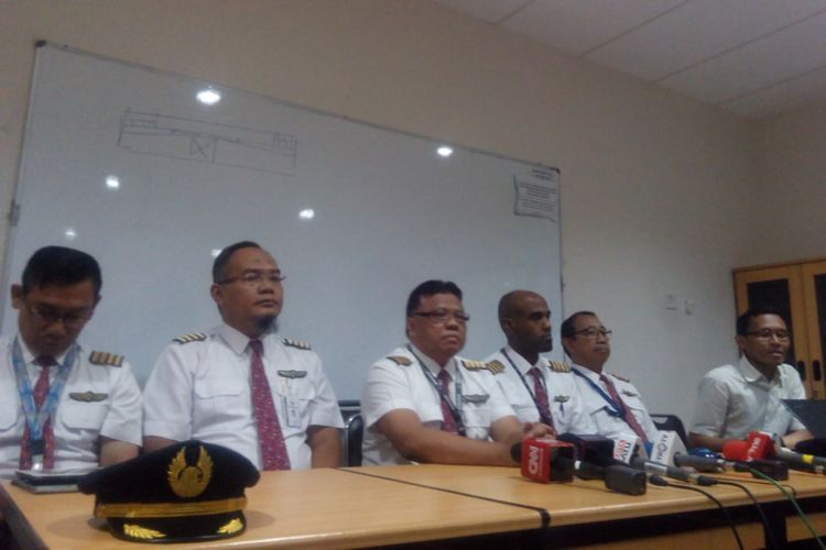 Salah satu pilot Lion Air, Capt Sogi Prakoso (kedua kiri) memberi keterangan di Simulator Bandara Mas, Selapajang, Tangerang, Sabtu (1/12/2018).