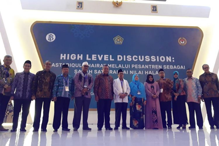 Gubernur Bank Indonesia (BI) Perry Warjiyo bersama dengan para pemilik pesantren ketika membuka Indonesia Sharia Economic Festival (ISEF) di Surabaya, Selasa (11/12/2018)