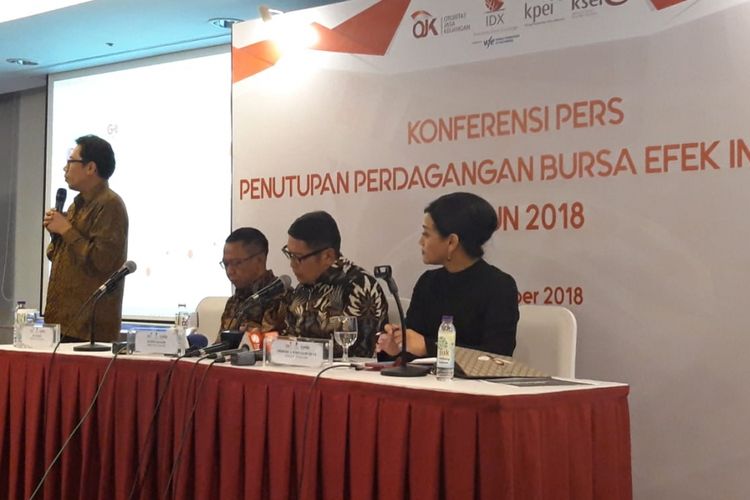 Direktur Utama Bursa Efek Indonesia (BEI) Inarno Djajadi (duduk tengah) saat konferensi pers di kantor BEI di Jakarta, Jumat (28/12/2018).