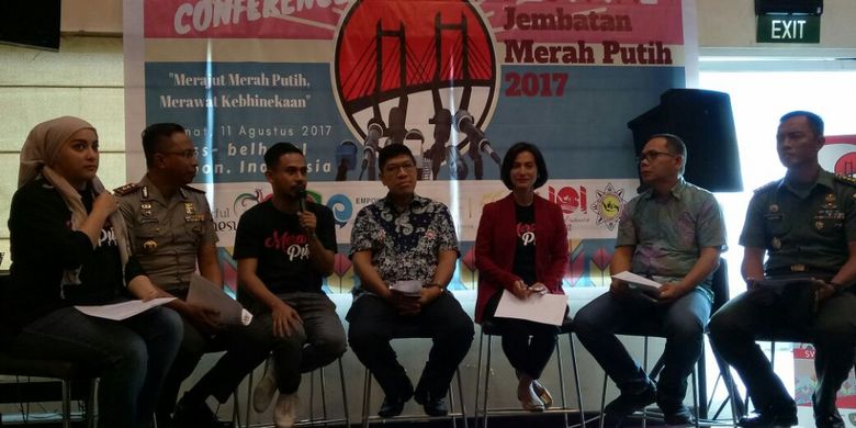 Ketua Organization Comite Festival Jembatan Merah Putih (FJMP) 2017, Muhamad Iksan Tualeka saat memberikan keterangan kepada wartawan terkait pelaksanaan Festival JMP di Ambon, Maluku, Jumat (11/8/2017) sore.