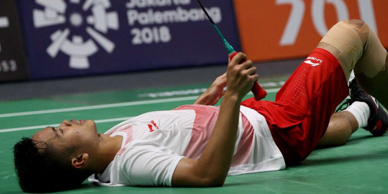 Pemain bulu tangkis tunggal putra Indonesia, Anthony Sinisuka Ginting cedera saat bertanding melawan pemain tunggal putra China Shi Yuqi pada pertandingan final beregu putra Asian Games 2018 di Istora Senayan, Jakarta, Rabu (22/8/2018).