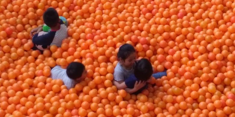 Pengunjung tengah asyik bermain di Centrum Million Balls di Bandung, Jawa Barat.