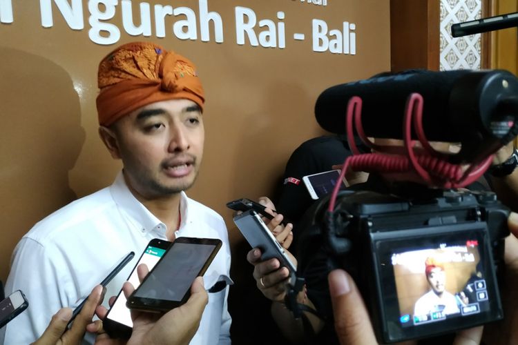 Communication and Legal Head Bandara I Gusti Ngurah Rai, Arie Ahsanurrohim saat memberikan keterangan pers mengenai penghentian operational  Bandara Ngurah Rai Bali pada Hari Nyepi