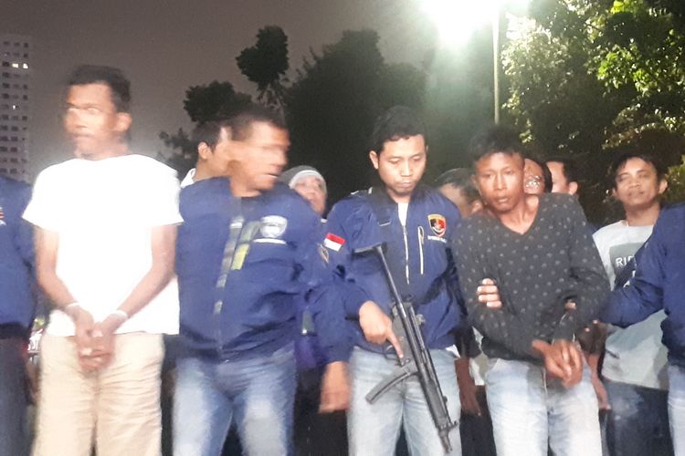 Kedua tersangka pembunuh bayaran Edi Chandra Purnama alias Pupung Sadili (54) dan anaknya, M Adi Pradana alias Dana (23) tiba di Polda Metro Jaya, Selasa (27/8/2019) pukul 19.07 WIB. Kedua tersangka berinisial S dan A.(KOMPAS.COM/RINDI NURIS VELAROSDELA)