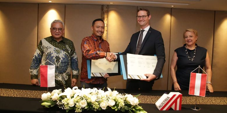 Kontrak kerja sama ditandatangani perwakilan BBPLK Medan Heri Adha dan pihak Bit Media E-Solutions GmbH Stefan Duss. 