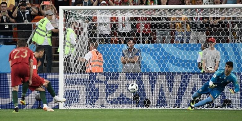 Kipera Iran, Alireza Beiranvand, menahan tendangan penalti kapten Portugal, Cristiano Ronaldo, pada laga Grup B Piala Dunia 2018 di Saransk, 25 Juni 2018. 